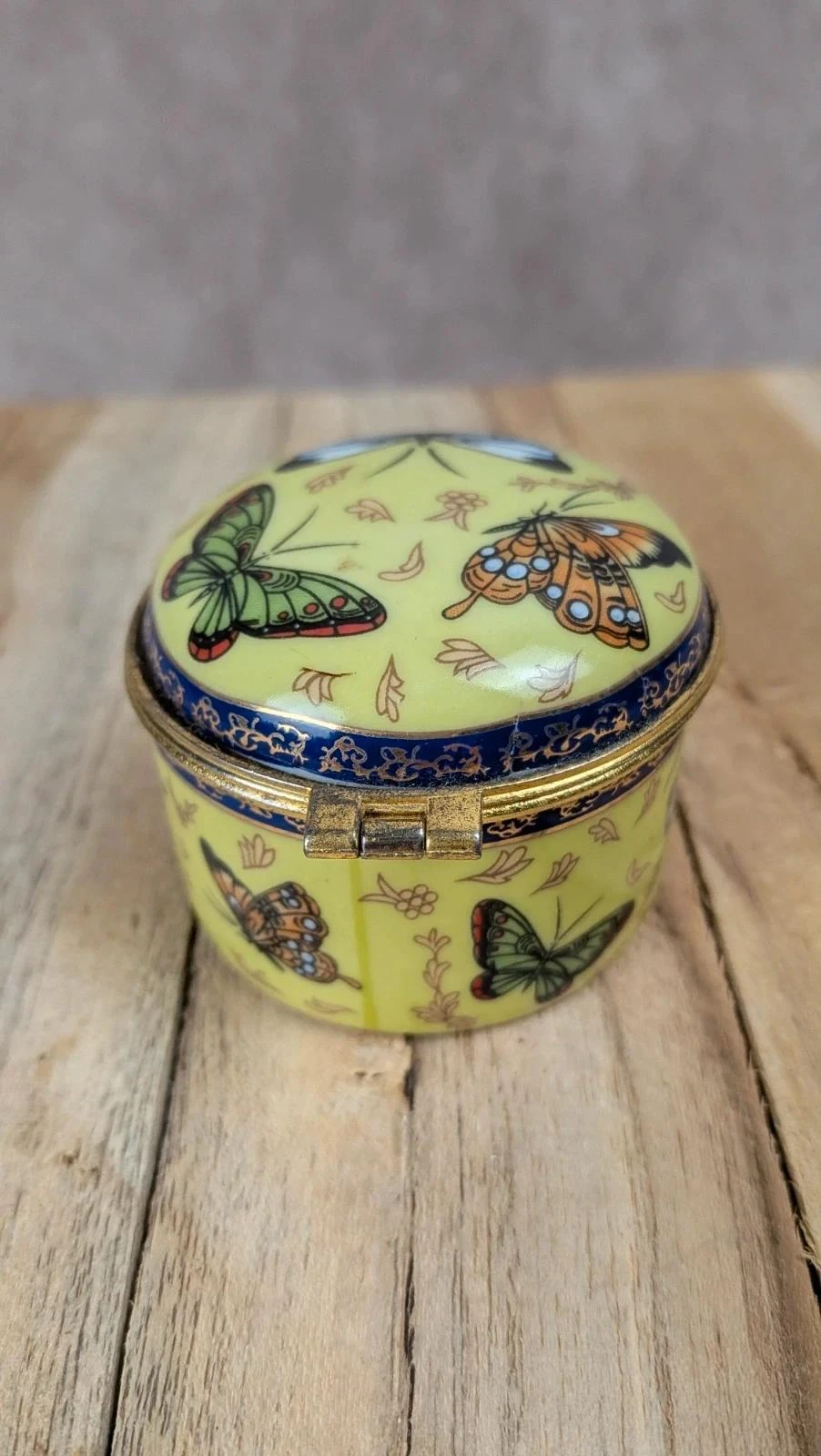 Petite boîte en porcelaine décor papillons 🦋 écrin vintage – photo 5